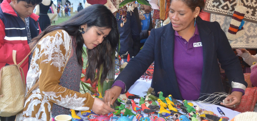 aidesep artesanas indigenas Artesanas indígenas posicionan sus marcas en Festival Selvámonos