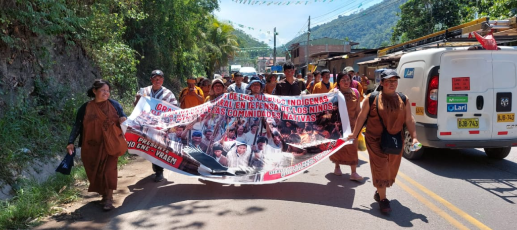 1 1 Organizaciones indígenas de selva central inician movilización en defensa de la Educación Intercultural Bilingüe