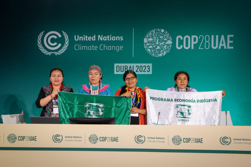 Conf mujeres COP 28: Mujeres indígenas lideran iniciativas para fortalecer su participación en acciones frente a la crisis climática