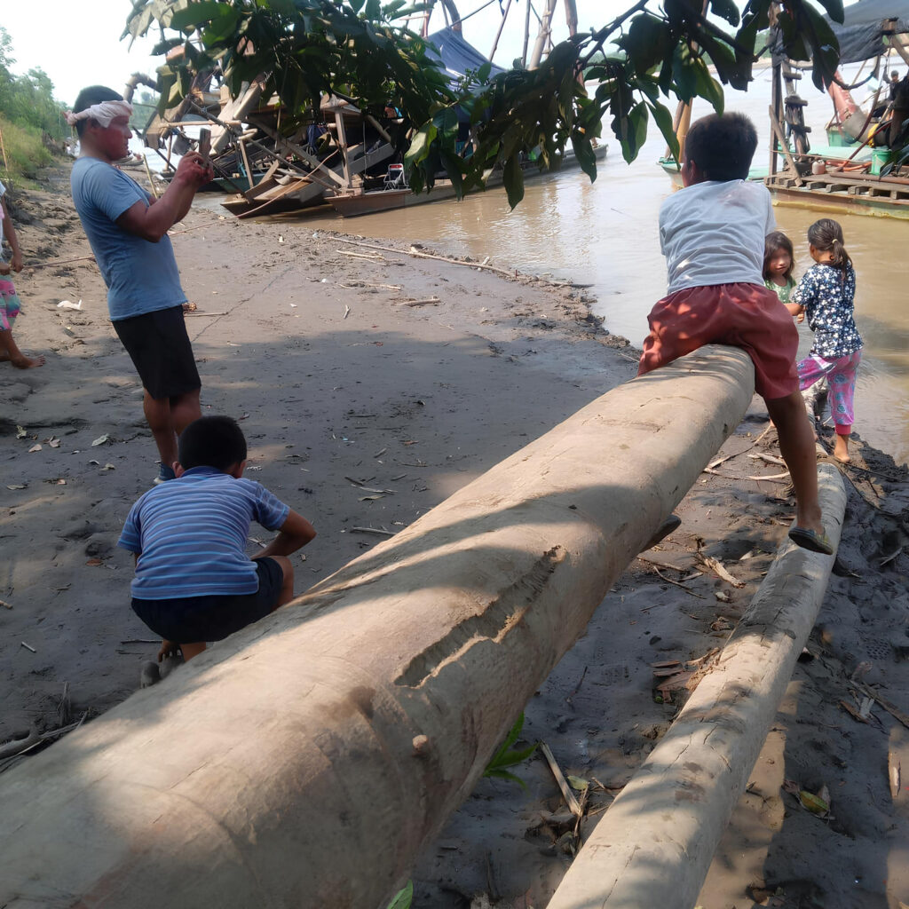 ninos con mineros en bajo rio santiago 3 2 Exigen acción urgente ante minería ilegal y uso de niños como escudos humanos